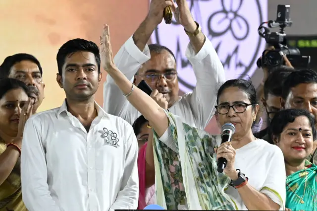 অভিষেক ব্যানার্জী, সঙ্গে তার পিসি (ফুফু) তৃণমূল কংগ্রেস প্রধান মমতা ব্যানার্জী