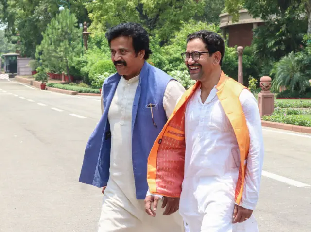 दिनेश लाल निरहुआ और रवि किशन