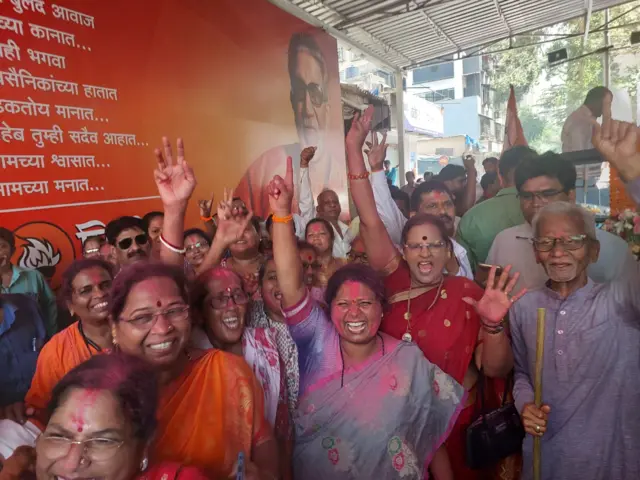 शिवसेना उबाठा गटाच्या महिला कार्यकर्त्यांनी निकालांचे कल हाती येऊ लागल्यावर शिवसेना भवन येथे जमून आनंद साजरा केला