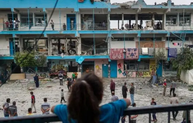 ग़ज़ा में संयुक्त राष्ट्र के एक स्कूल पर इसराइली सेना ने हवाई हमला किया.