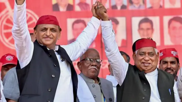 अवधेश प्रसाद आणि अखिलेश यादव