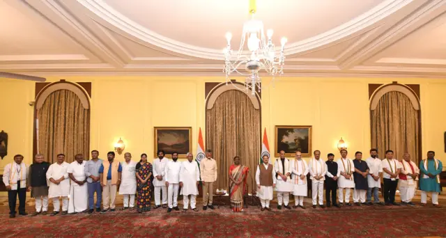 राष्ट्रपति को दिए गए पत्र में कहा गया कि नरेंद्र मोदी को संसदीय दल का नेता चुना गया है. एनडीए के घटक दलों की ओर से समर्थन पत्र भी राष्ट्रपति को सौंपा गया.