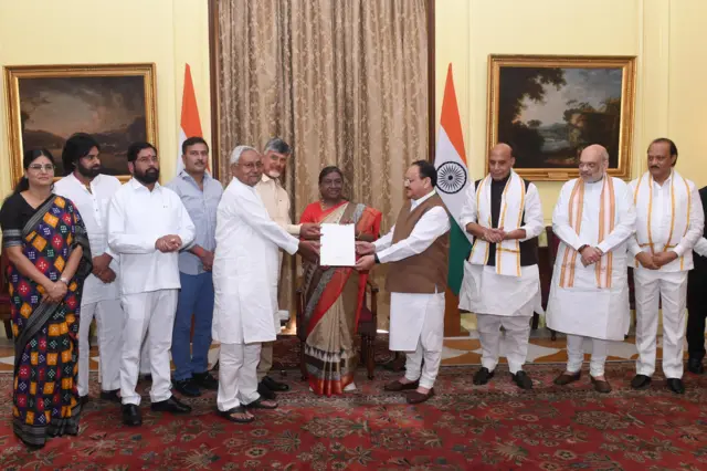 एनडीए प्रतिनिधिमंडल ने आज दिन में राष्ट्रपति द्रौपदी मुर्मू से मुलाकात की और उन्हें एक पत्र सौंपा.