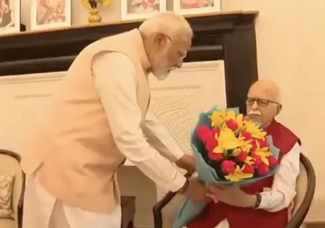 राष्ट्रीय जनतांत्रिक गठबंधन (एनडीए) की शुक्रवार को संयुक्त बैठक में नरेंद्र मोदी को नेता सदन के रूप में चुन लिया गया है. नरेंद्र मोदी तीसरी बार प्रधानमंत्री के तौर पर शपथ लेंगे.