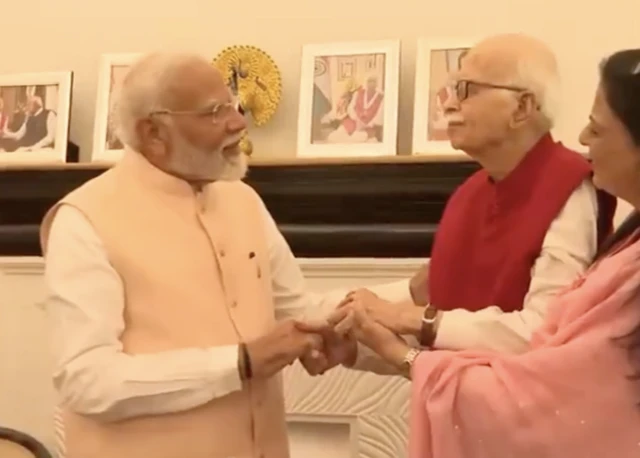 एनडीए का नेता चुने जाने के बाद प्रधानमंत्री नरेन्द्र मोदी दिल्ली में बीजेपी के वरिष्ठ नेता लालकृष्ण आडवाणी के आवास पर पहुंचे और उनसे मुलाकात की.