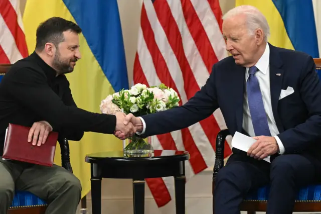 Зеленский и Байден на встрече в Париже