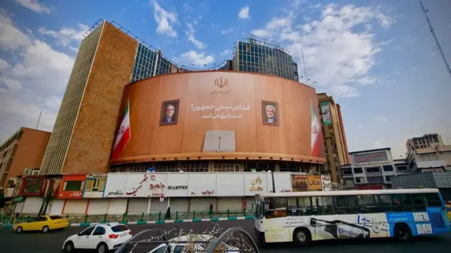 بیلبورد میدان ولیعصر تهران، امروز ۱۱ تیر