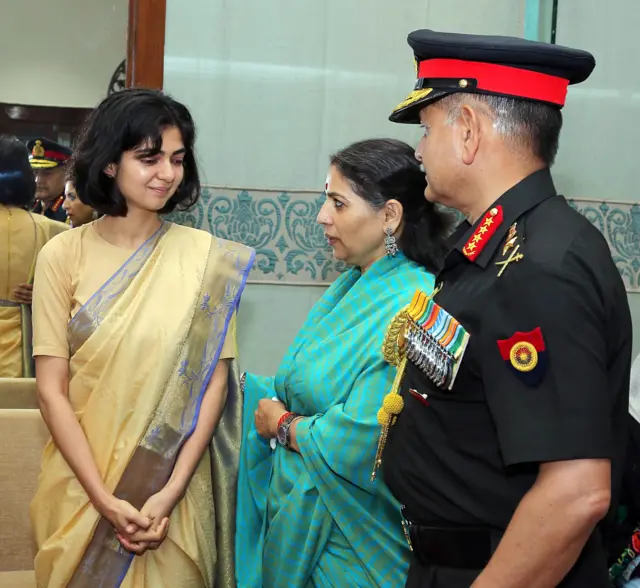 आर्मी चीफ़ जनरल उपेंद्र द्विवेदी और एडब्ल्यूडब्ल्यूए सुनीता द्विवेदी ने कैप्टन अंशुमान सिंह की पत्नी स्मृति सिंह से छह जुलाई को मुलाक़ात की.