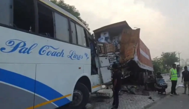 ट्रक बस में भिंड़त