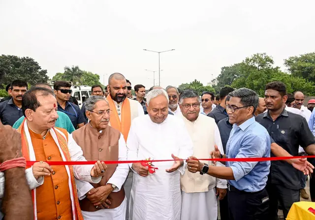 बुधवार को मुख्यमंत्री नीतीश कुमार ने गंगा पथ का उद्घाटन किया.