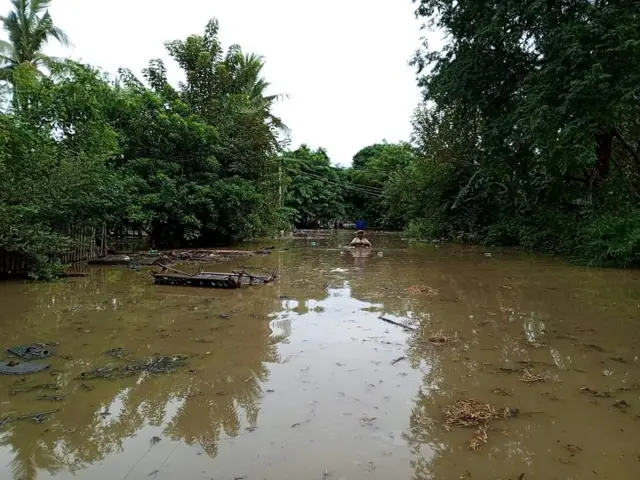 ချင်းတွင်းမြစ်ရေတက်နေတဲ့ ကျေးရွာတစ်ရွာ