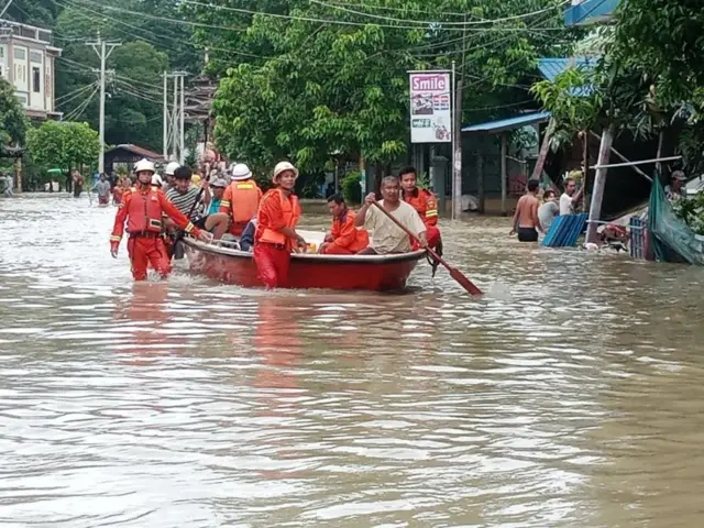 ချင်းတွင်းမြစ်ရေတက်လာလို့ ကူညီကယ်ဆယ်ရေး လုပ်ပေးနေကြရ
