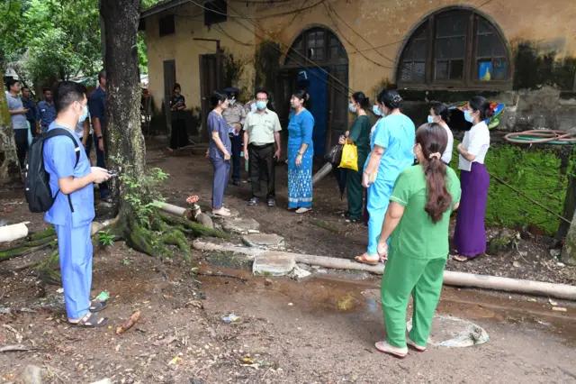 ရောဂါဖြစ်ခဲ့နေရာတွေကို လိုက်စစ်ဆေးနေတဲ့ တာဝန်ရှိသူတွေ