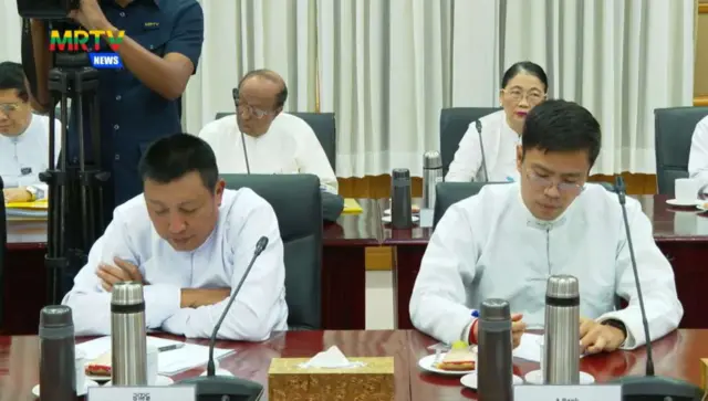 ဧရာဝတီဘဏ် ဥက္ကဋ္ဌ ဦးဇော်ဇော်(ဝဲဘက်) နဲ့ အေဘဏ် ဥက္ကဋ္ဌ ဦးဇော်ဝင်းရှိန်