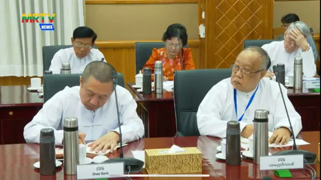 ရွှေဘဏ် ဥက္ကဋ္ဌ ဦးကျော်ဝင်း(ဝဲဘက်)နဲ့ ပထမပုဂ္ဂလိကဘဏ် ဥက္ကဋ္ဌ