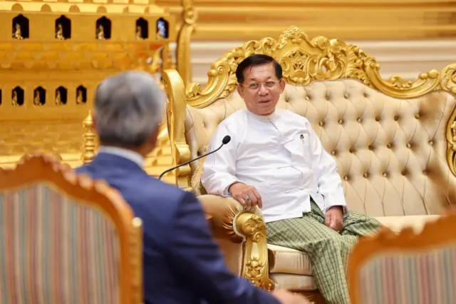 တရုတ်သံအမတ်နဲ့တွေ့တဲ့ စစ်ခေါင်းဆောင်