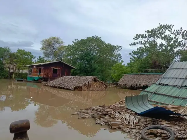 ချင်းတွင်းမြစ်ရေတက်တာကြောင့် ရေနစ်မြုပ်နေတဲ့ နေအိမ်တွေ