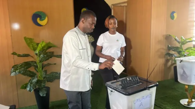 Philippe Mpayimana arimo gutora