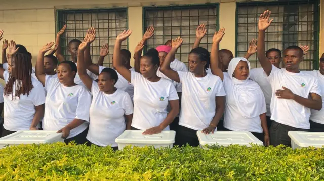 Abakozi ba komisiyo y'amatora barahira mbere yo gutangira akazi kabo kuri site ya Nyameramihigo