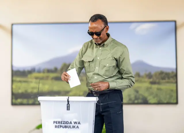 Perezida Paul Kagame arimo gutora