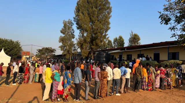 Imirongo y'abantu bategereje ko ibiro by'itora bifungurwa i Gihara mu murenge wa Runda mu karere ka Kamonyi