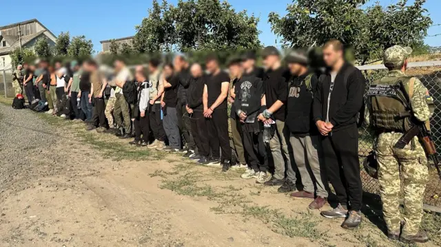 Мужчины за заблюренными лицами