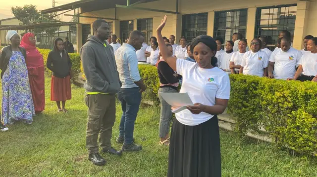 Ingabire Josephine ukuriye ibiro by’itora bya Inyemeramihigo mu murenge wa Rugerero mu karere ka Rubavu arahira ngo atangize amatora