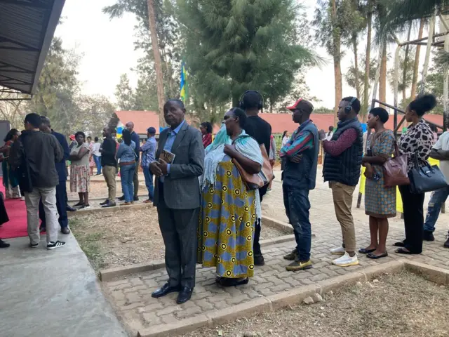 Abaturage bari ku mirongo bategereje gutora