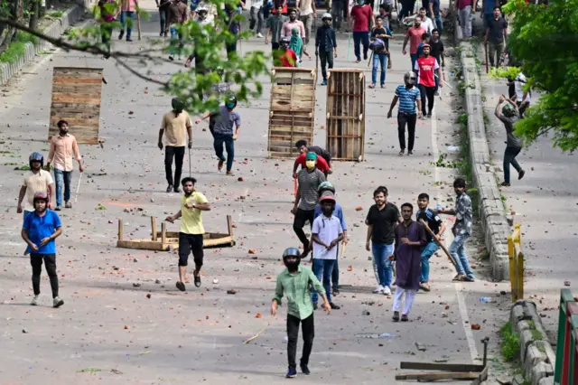 কোটা সংস্কার আন্দোলনকারীদের সাথে ঢাকায় সহিংসতার ছবি