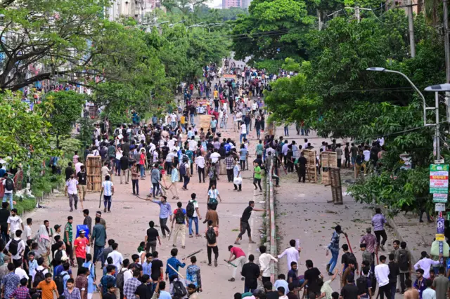 গতকালও ঢাকার বিভিন্ন স্থানে কোটা আন্দোলনকারীদের সঙ্গে ছাত্রলীগের সংঘর্ষ হয়েছিল