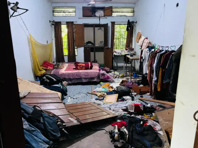 জাহাঙ্গীরনগর বিশ্ববিদ্যালয়ের মওলানা ভাসানী হলে মঙ্গলবার ছাত্রলীগ নেতাকর্মীদের রুম ভাঙচুর করে কোটা সংস্কার আন্দোলনকারীরা