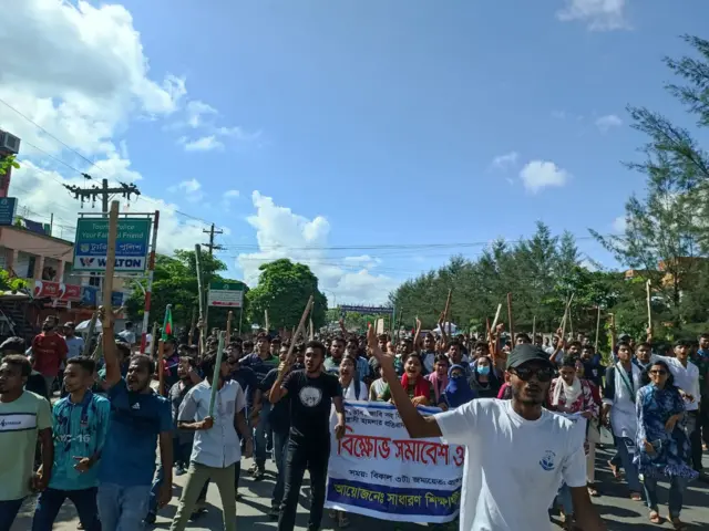 রাস্তা অবরোধ করে বিক্ষোভ করে বরিশাল বিশ্ববিদ্যালয়ের শিক্ষার্থীরা
