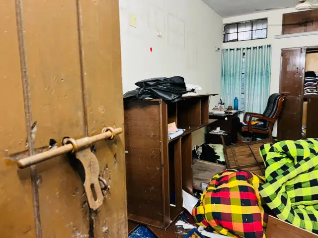 কোটা সংস্কারের দাবিতে আন্দোলনকারীরা বঙ্গবন্ধু শেখ মুজিবুর রহমান হলে ছাত্রলীগ নেতাদের রুম ভাঙচুর করে