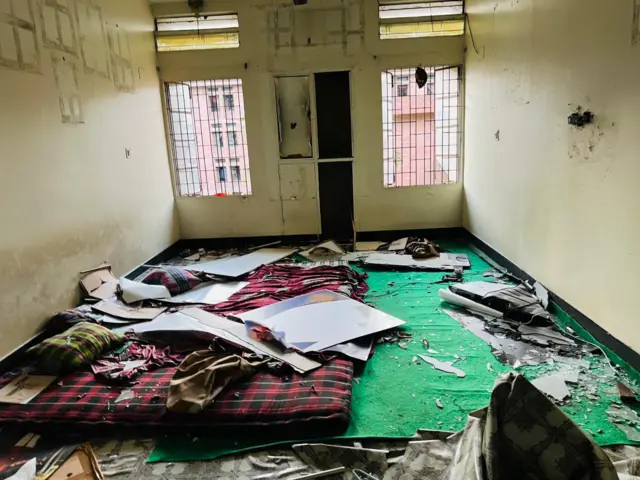 জাহাঙ্গীরনগর বিশ্ববিদ্যালয়ের বঙ্গবন্ধু শেখ মুজিবুর রহমান হলে ছাত্রলীগ নেতাকর্মীদের রুম ভাঙচুরের চিত্র