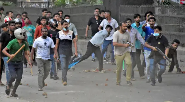 চট্টগ্রামের মুরাদপুরে সহিংসতার সময় ছাত্রলীগ-যুবলীগের অ্যাকশনের ছবি