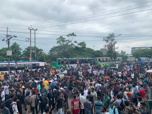 কুড়িল এলাকার রাস্তাঘাট আটকে দিয়েছে কোটা সংস্কারের দাবিতে আন্দোলনকারীরা