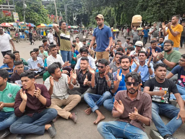 রাজু ভাস্কর্যের সামনে অবস্থান নিয়েছে ছাত্রলীগের নেতা-কর্মীরা