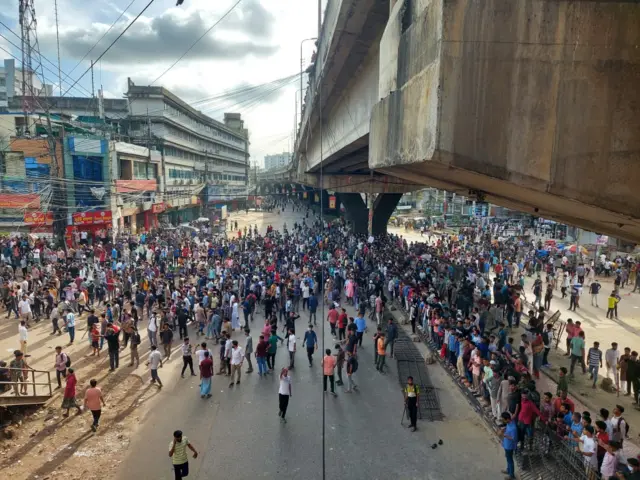 চট্টগ্রামের মুরাদপুরে বিক্ষোভের ছবি