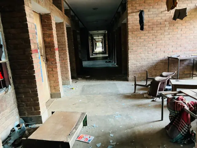 জাহাঙ্গীরনগর বিশ্ববিদ্যালয়ের মওলানা ভাসানী হলে ছাত্রলীগ নেতাকর্মীদের রুম ভাঙচুরের ছবি