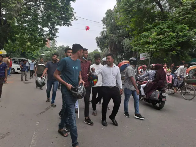 রাজু ভাস্কর্যের সামনে অবস্থান নিয়েছে ছাত্রলীগের নেতা-কর্মীরা