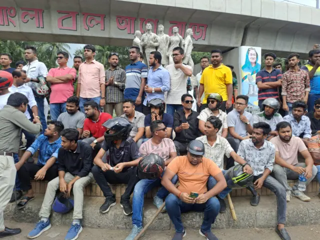 রাজু ভাস্কর্যের সামনে অবস্থান নিয়েছে ছাত্রলীগের নেতা-কর্মীরা