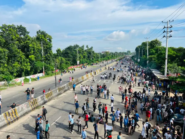 ঢাকা আরিচা মহাসড়ক অবরোধ করে জাহাঙ্গীরনগর বিশ্ববিদ্যালয়ের শিক্ষার্থীরা