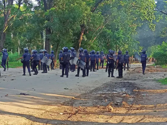 জাহাঙ্গীরনগর বিশ্ববিদ্যালয়ে শিক্ষার্থীদের সাথে পুলিশের সংঘর্ষ চলছে