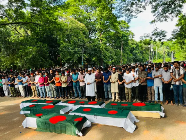 মঙ্গলবার নিহতদের উদ্দেশ্যে ঢাকা বিশ্ববিদ্যালয়ে গায়েবানা জানাজা পড়েছে শিক্ষার্থীরা