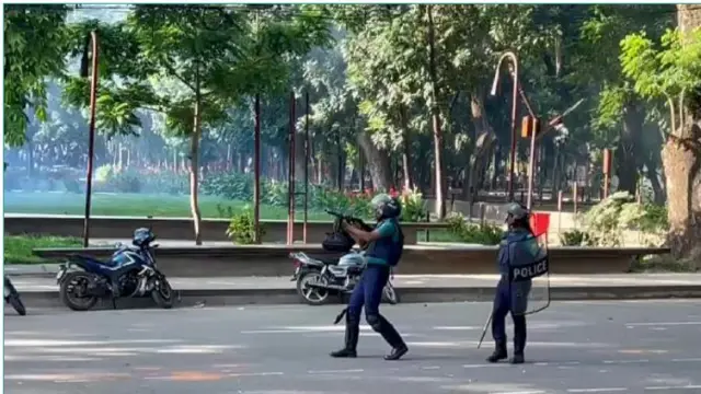 ঢাকা বিশ্ববিদ্যালয় এলাকায় দুপুরে পুলিশের টিয়ার সেল নিক্ষেপ