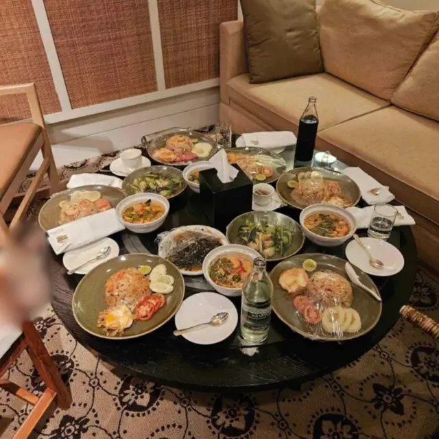 Mâm đồ ăn từ ngày 15/7 vẫn còn nguyên