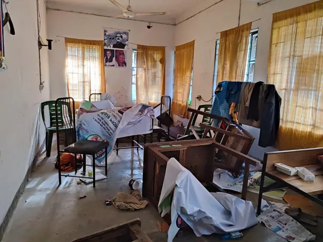 ছাত্রলীগ নেতাদের কক্ষ ভাঙ্গচুর করে সাধারণ শিক্ষার্থীরা