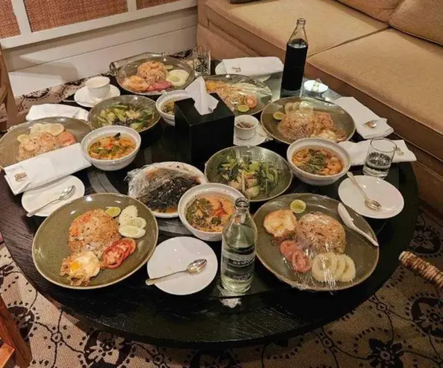 Thức ăn do nhóm khách gọi lên, chưa ai đụng đũa