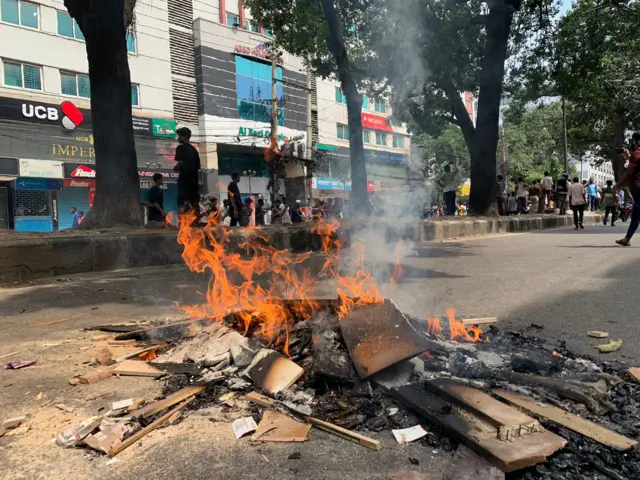 পল্টনে সহিসংতার পর রাস্তার মাঝে আগুন লাগিয়ে দেয়  বিক্ষুব্ধ আন্দোলনকারীরা