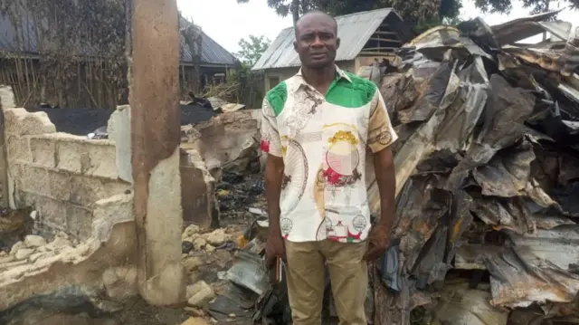 Foto Emmanuel Ebere nọ n'ụlọọrụ ya gbara ọkụ